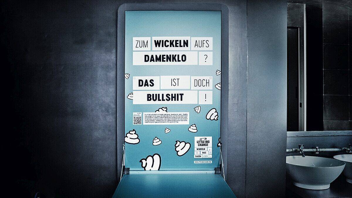 Einfach aufklappen und fertig ist der Wickeltisch: das "Wickel-Plakat" von Little Big Change und Jung von Matt Havel.