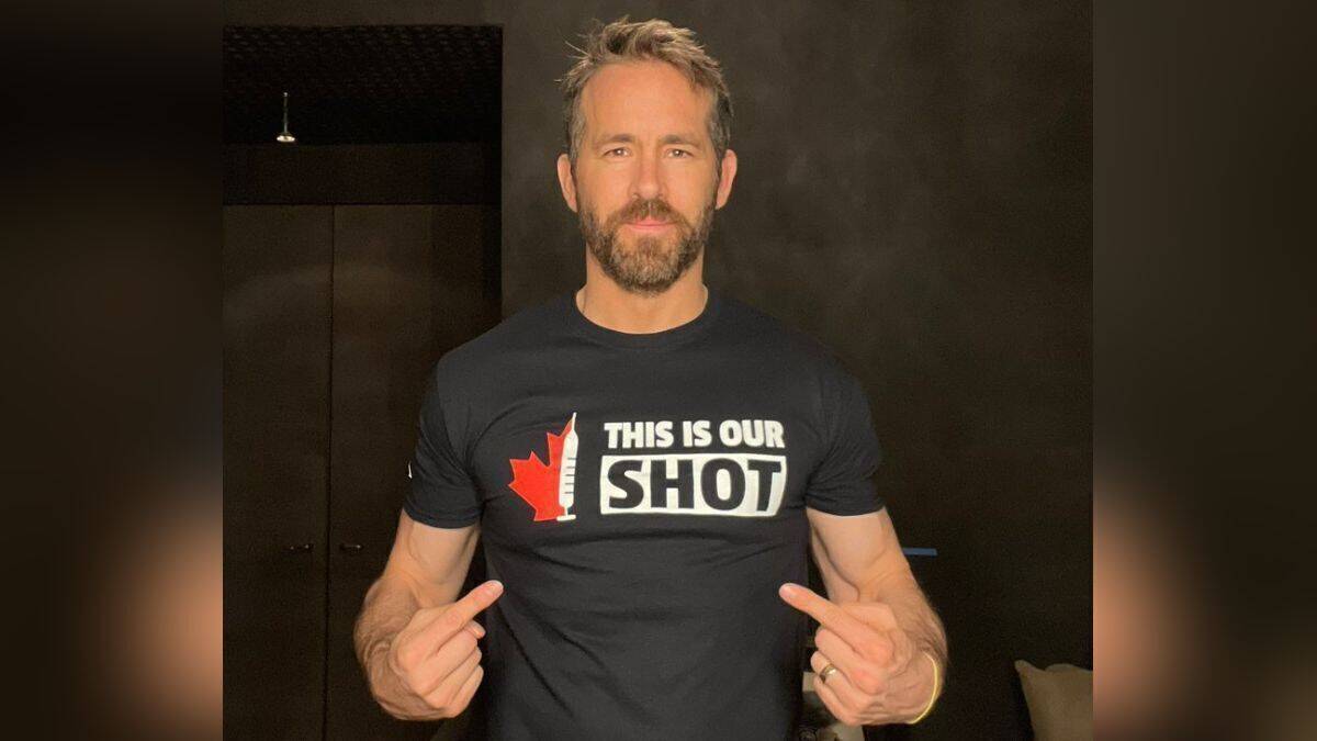 Ryan Reynolds posiert stolz nach der Impfung. 