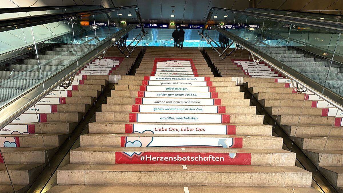 Die Treppe lädt Großeltern zum Selbsttest ein - mit einer emotionalen Botschaft. 