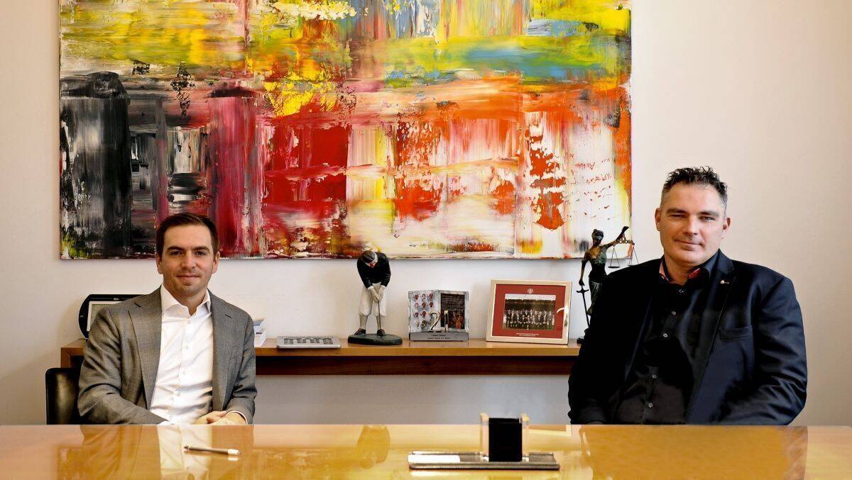 Lahm übergibt die Firma mit einem lachenden und einem weinenden Auge, sagte er. Philipp Lahm (l.) und Thomas Neubourg (r.).