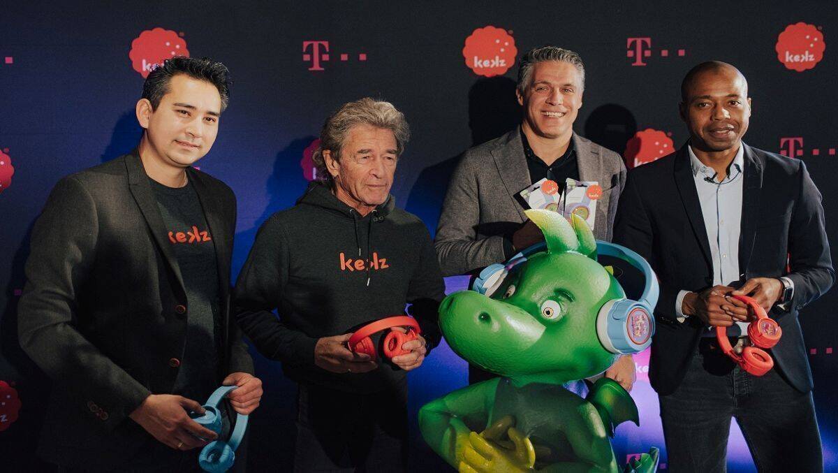 Die Gründer Adin Mumma (l.) und Carl Taylor (r.) bei der Produktvorstellung in München mit Peter Maffay (2.v.l.) und Bijan Esfahani (3.v.l., Telekom)