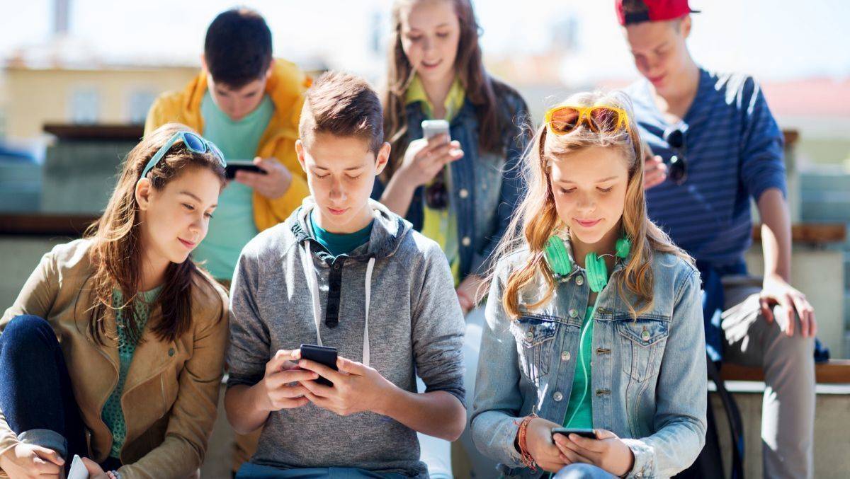 Wer wartet, guckt aufs Handy - guter Zeitpunkt für WiFi-Kampagnen. 