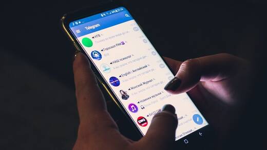 Eine Klage gegen Apple soll den Tech-Konzern dazu zwingen, Telegram aus dem App Store zu schmeißen.