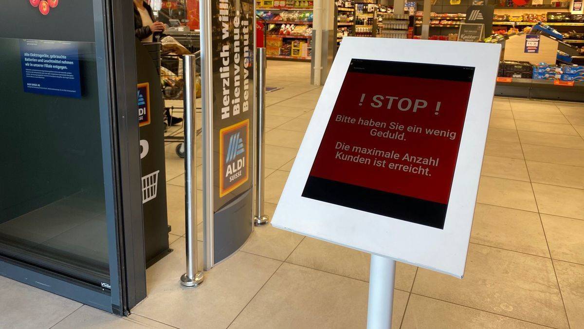 Ampelsystem: Bei Aldi Suisse führt ein Erfassungssystem eine bidirektionale Zählung der ein- und austretenden Kundinnen und Kunden durch, nachdem zuvor eine maximale Anzahl an Personen festgelegt wird.