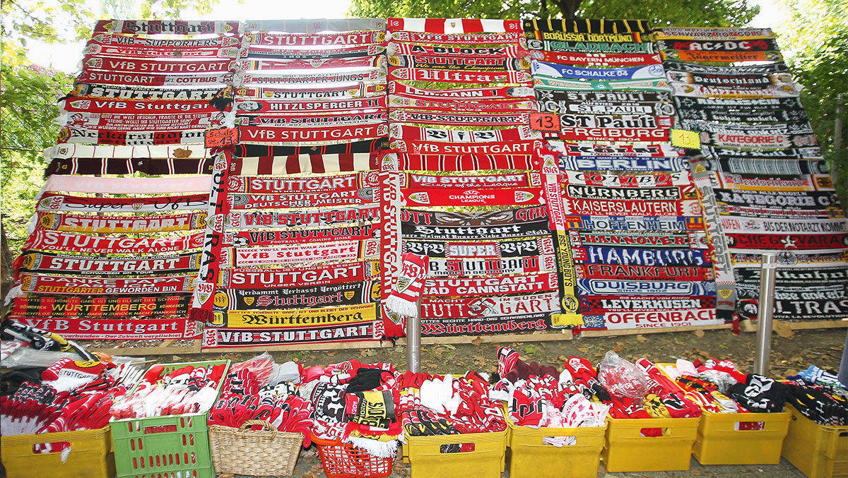 Schals im Schatten: Einfallsreich ist das Merchandising der Erstligisten nicht. Die meisten begnügen sich mit dem Standardrepertoire: Schals, Mützen, Trikots. Kein Wunder, dass die Umsätze sinken: von gut 202 Mio. Euro (2015/16) auf 183 Mio. (2017/18).