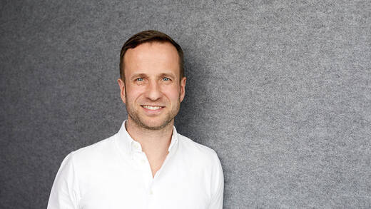 Tino Krause ist seit Anfang 2019 Chef von Facebook in Deutschland, Österreich und der Schweiz (DACH). Er kennt das Geschäft von allen Seiten, war bei Audi, als Head of Media bei Telefónica, CEO bei Mec Germany (heute Wavemaker) und direkt vor seinem Wechsel zu Facebook für 1,5 Jahre CEO der Mediacom und Board Member bei Mec.
