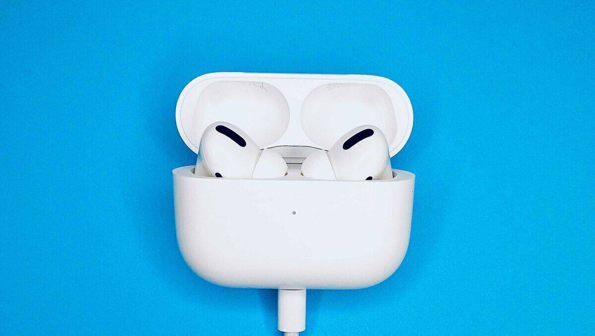 Damit W&V-Redakteurin Belinda Duvinage im Homeoffice-Wahnsinn mal einen Gedanken zu Ende formulieren kann, schenkte ihr Mann ihr AirPods Pro, die - zum Glück - mit einer Noise-Cancelling-Funktion ausgestattet sind. Aber sie stellte das Glück auf eine harte Probe.