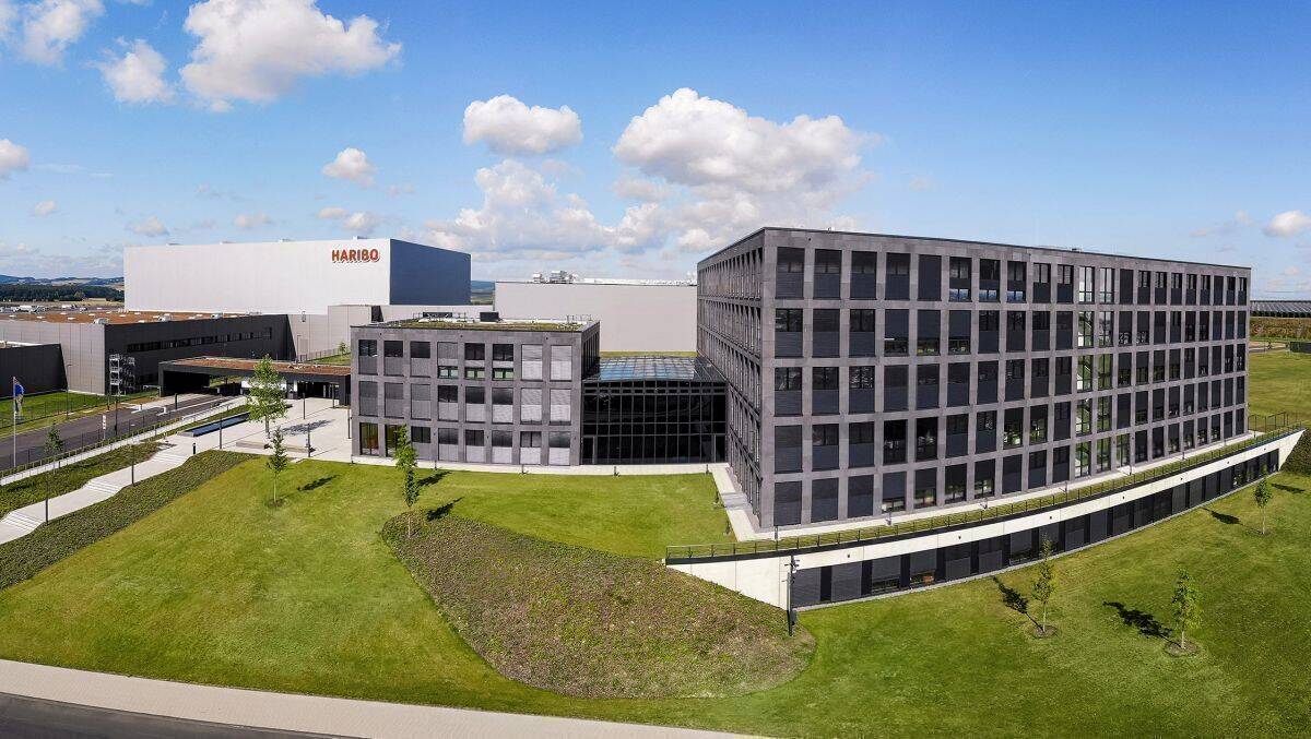 Die Haribo-Zentrale in Grafschaft: Etwa 50 Prozent der Mitarbeitenden aus der Verwaltung arbeiten nach wie vor im Homeoffice. Ein Novum für den Süßwarenhersteller. Denn vor der Krise spielte Heimarbeit eine eher untergeordnete Rolle.