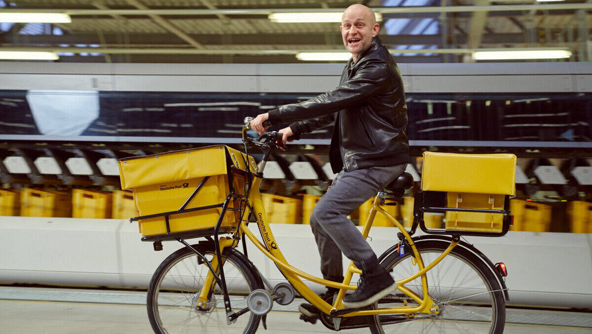 Jürgen Vogel erklärt in der Kampagne "Vogel checkt", wie die digitalen Services der Post funktionieren.