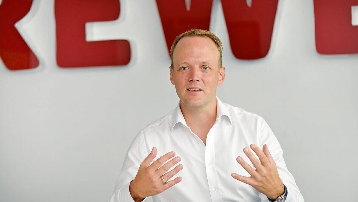 Clemens Bauer kam 2012 zur Rewe Group und leitet seit Juli 2020 das Marketing der Rewe Markt GmbH. In seinen Verantwortungsbereich fällt auch die Gestaltung der Eigenmarken sowie das Mediageschäft für die Rewe Group.