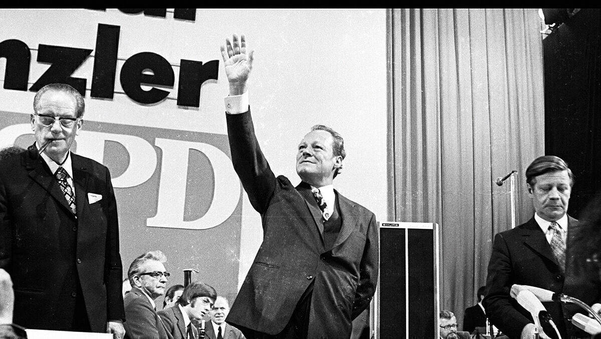 Eigentlich wollte die SPD 1972 mit dem Slogan „Deutsche, wir können stolz sein auf Willy Brandt“ in den Wahlkampf ziehen. Brandt selbst fand das unpassend und schlug „Deutsche, wir können stolz sein auf unser Land“ vor.