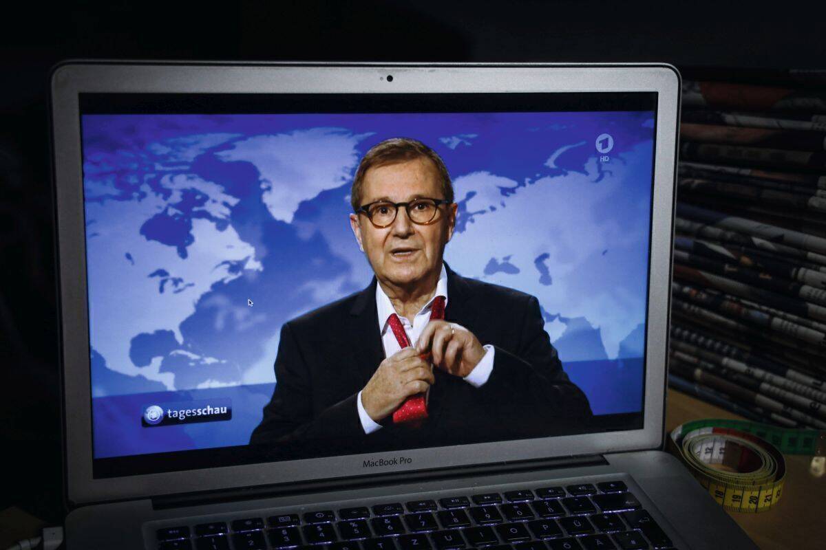Die Tagesschau beging ihr Tiktok-Debüt mit Jan Hofer bei der Krawattenwahl. Zum Abschied Ende 2020 nahm der Nachrichtenmann vor der Kamera seine Krawatte ab