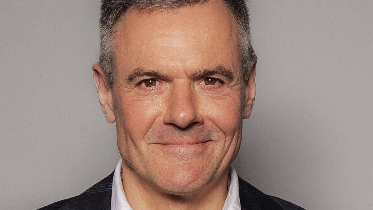 Rainer Esser, der Geschäftsführer des ZEIT-Verlags, geht mit der Zeit.